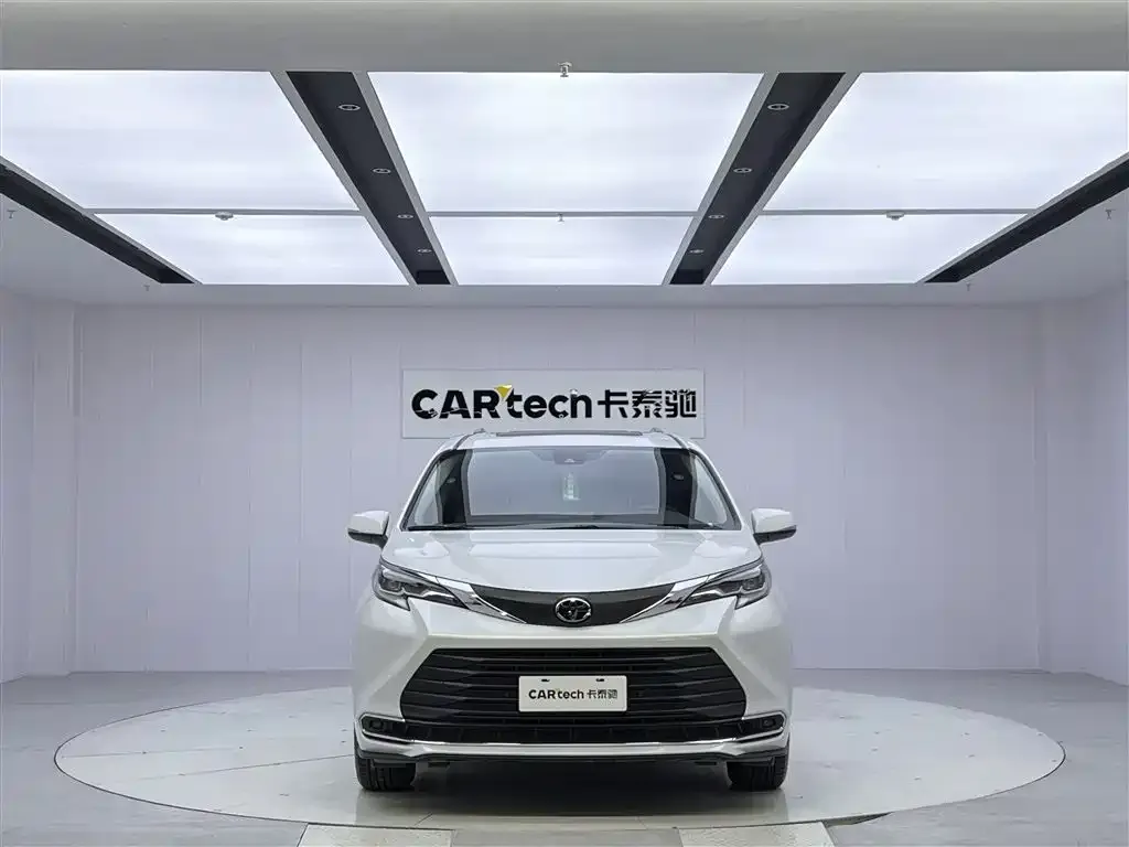 Toyota Sienna — фото 5