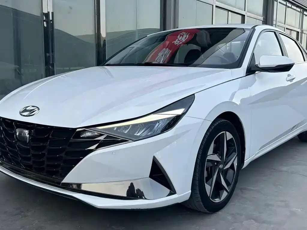 Hyundai Elantra — фото 1