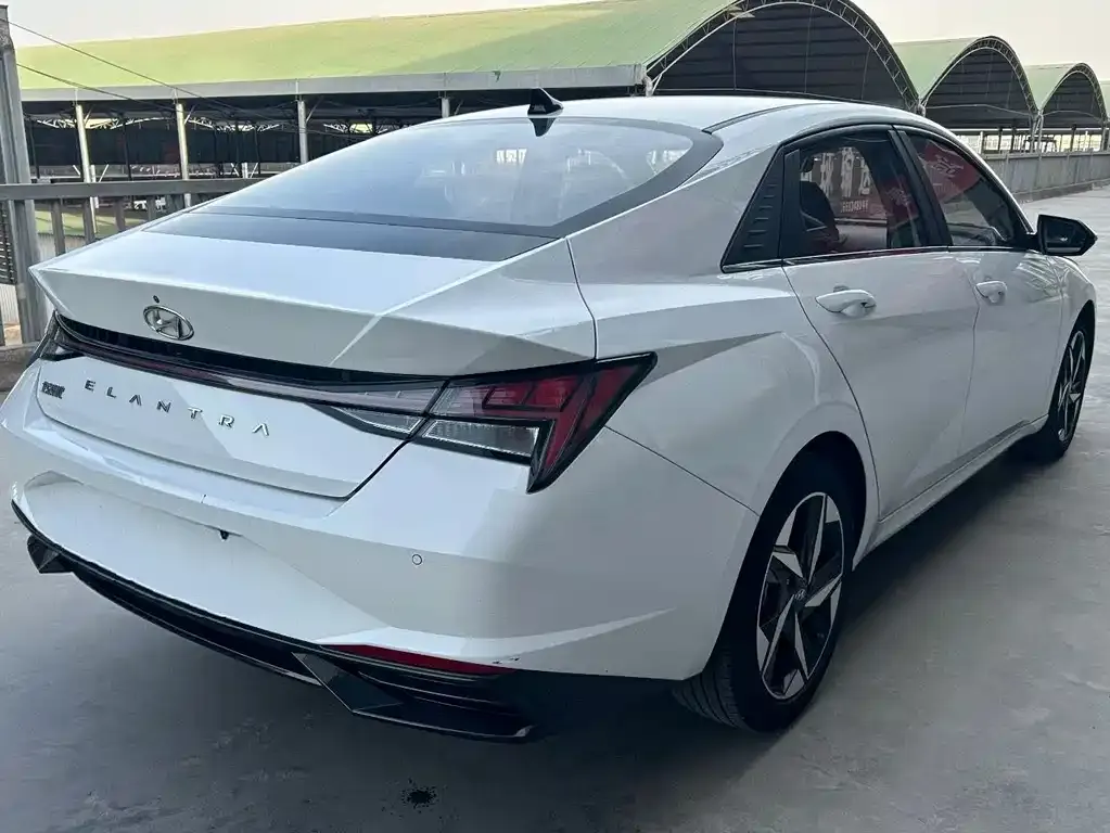 Hyundai Elantra — фото 2
