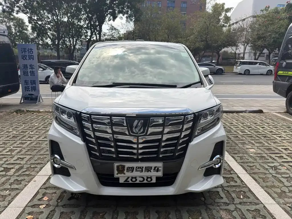 Toyota Alphard — фото 1