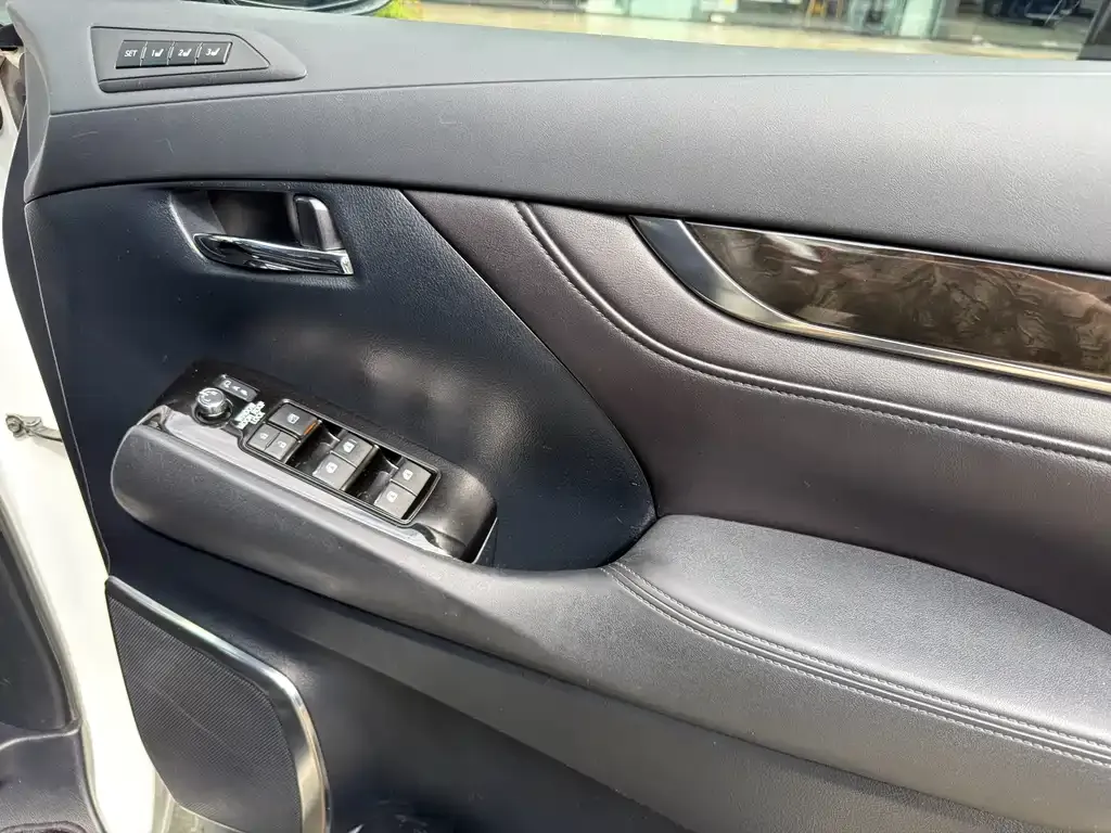 Toyota Alphard — фото 5