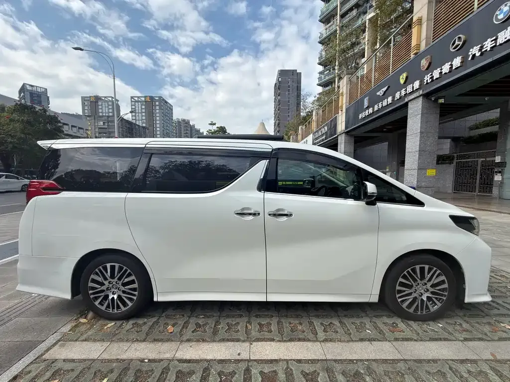 Toyota Alphard — фото 9