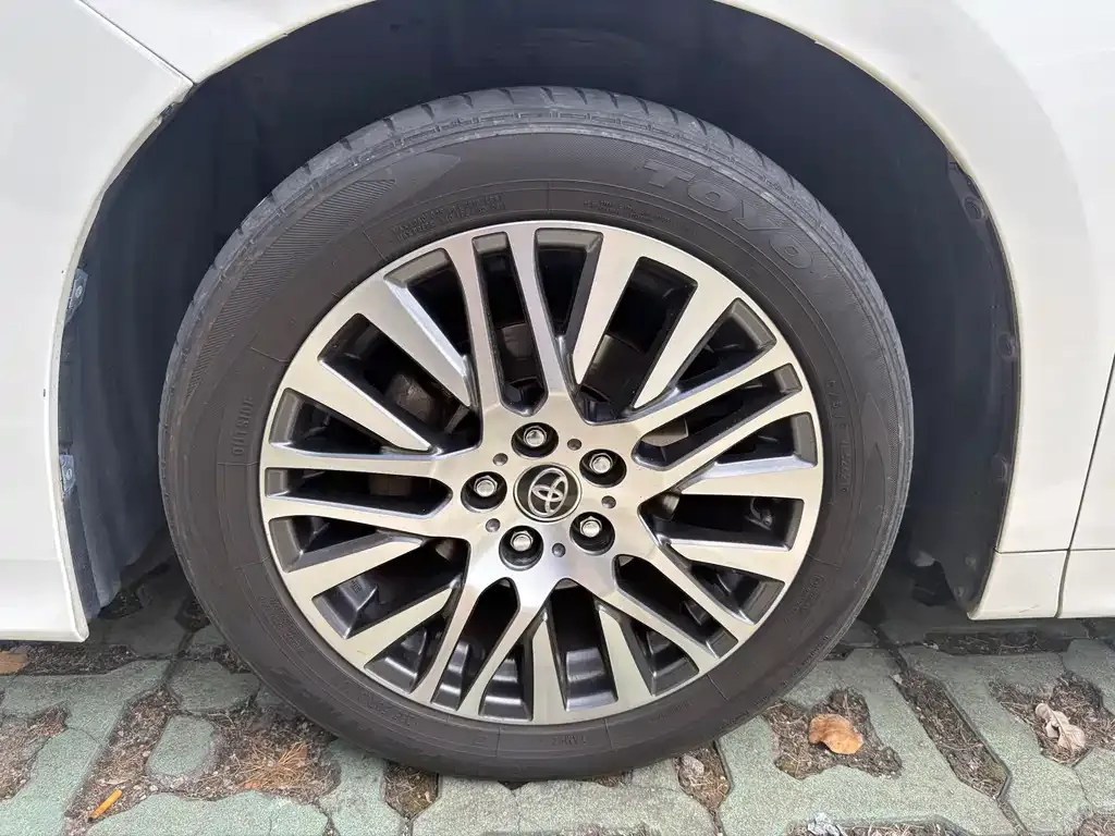 Toyota Alphard — фото 8