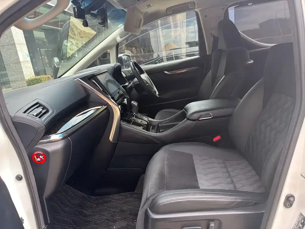 Toyota Alphard — фото 2