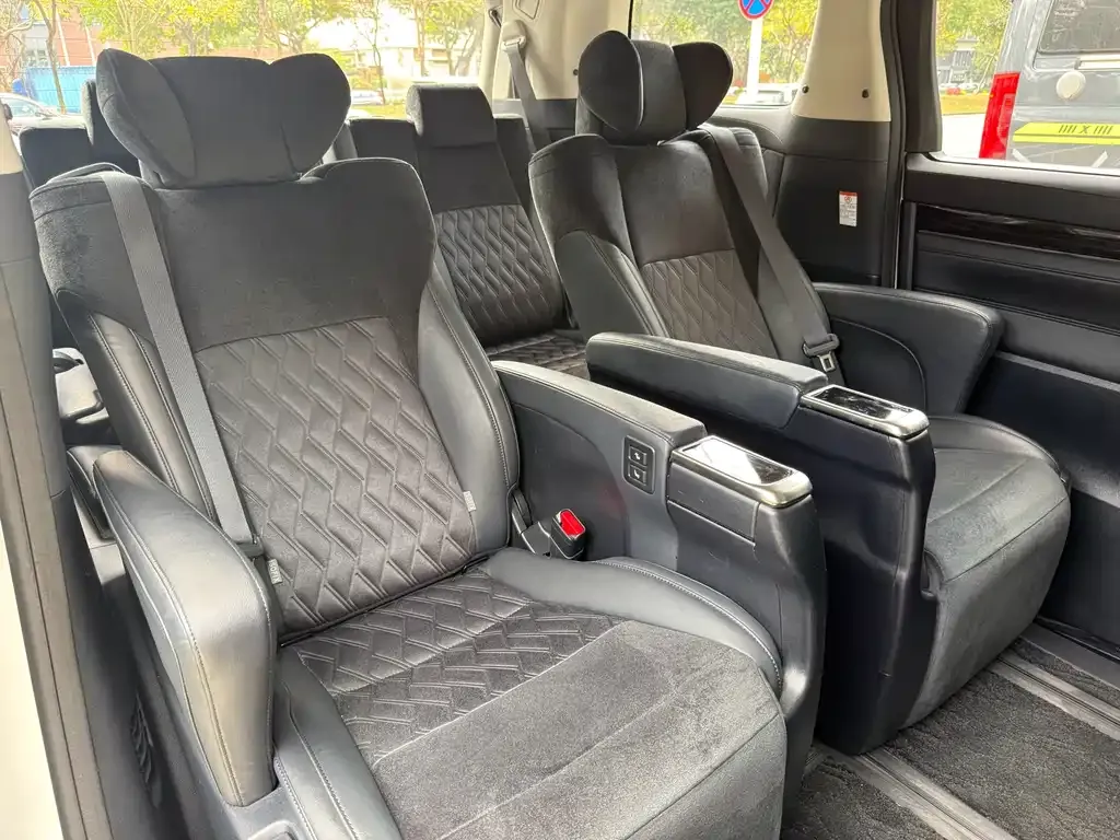 Toyota Alphard — фото 7