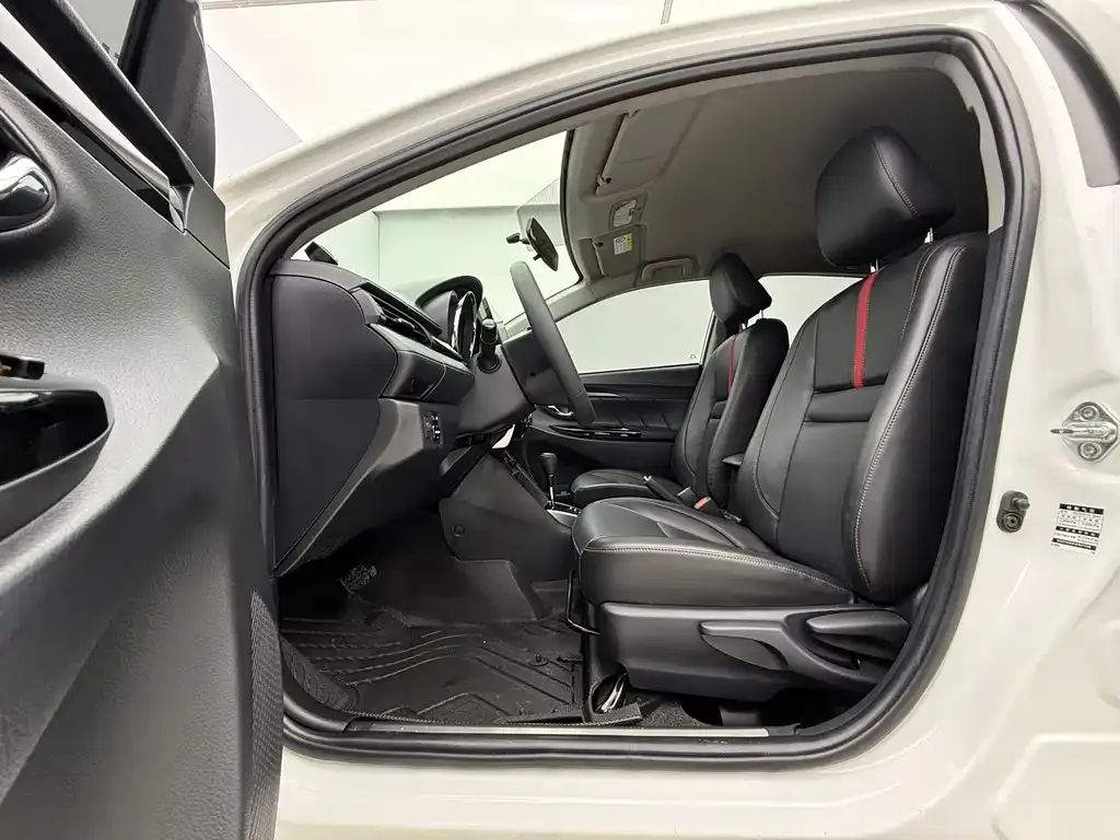 Toyota Yaris L — фото 10