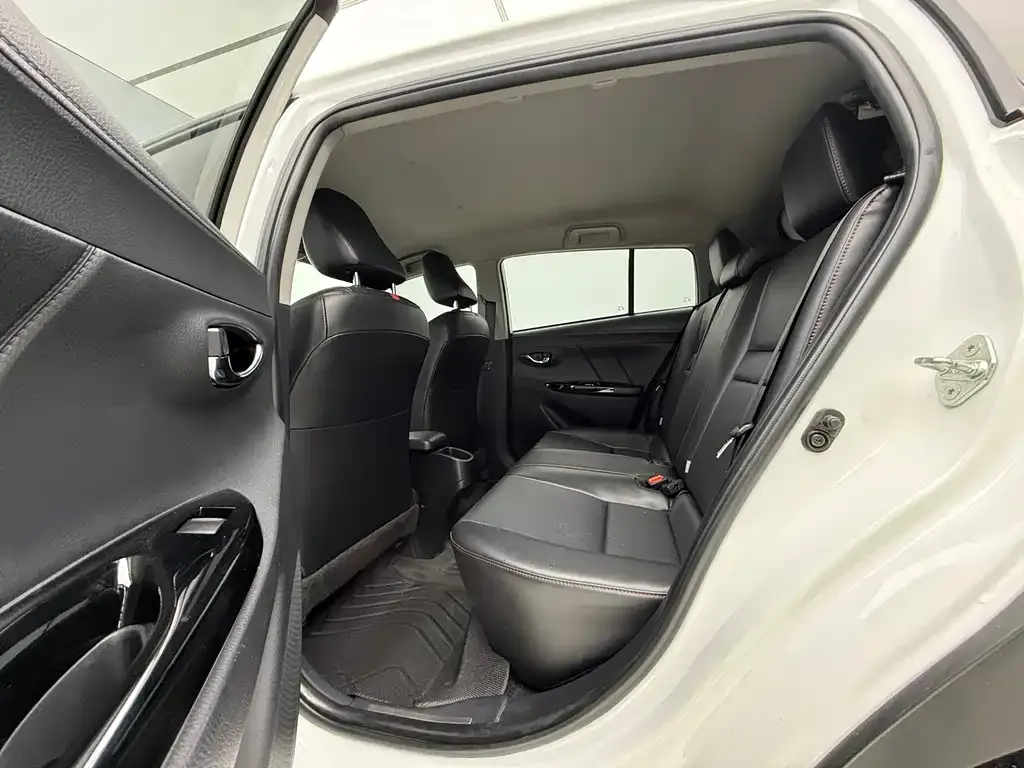 Toyota Yaris L — фото 7