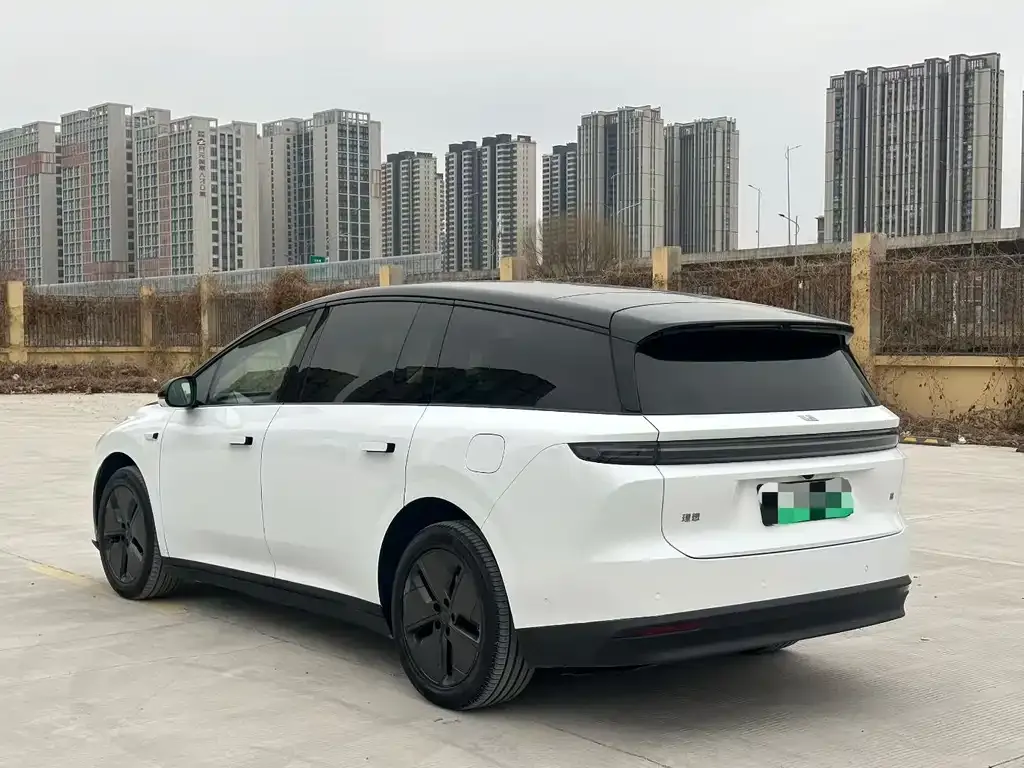 Li Auto i8 — фото 9