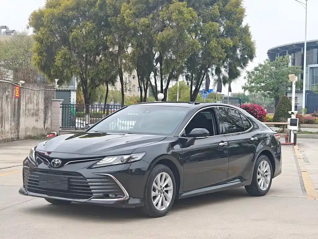 Toyota Camry — фото 1