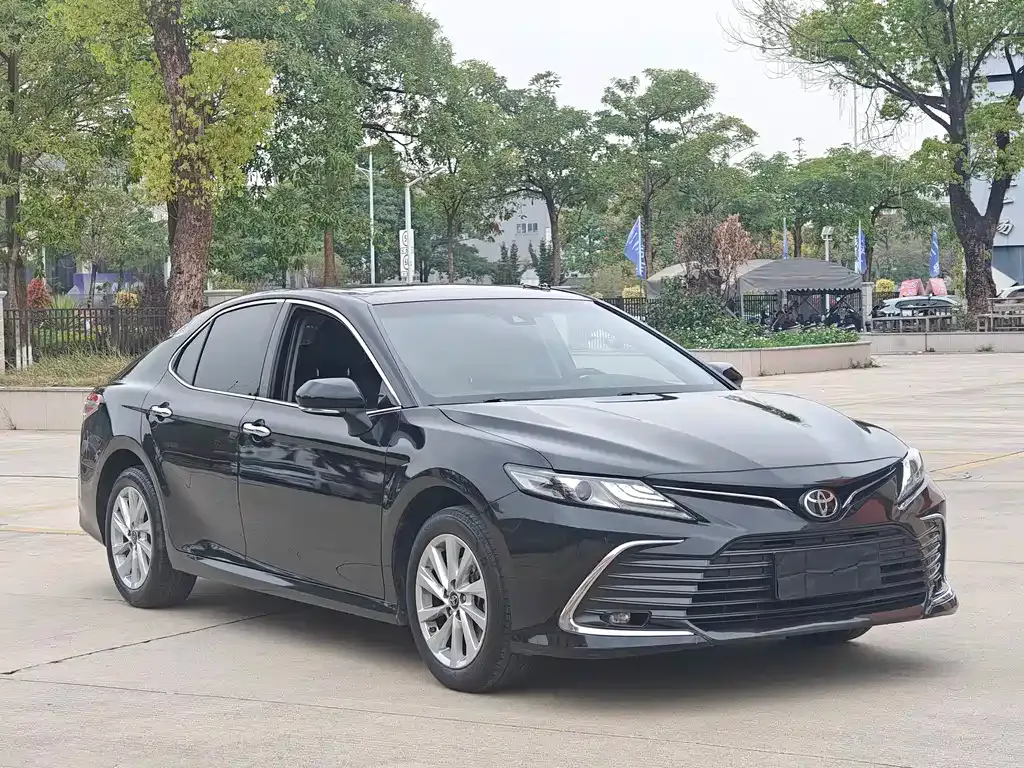 Toyota Camry — фото 2