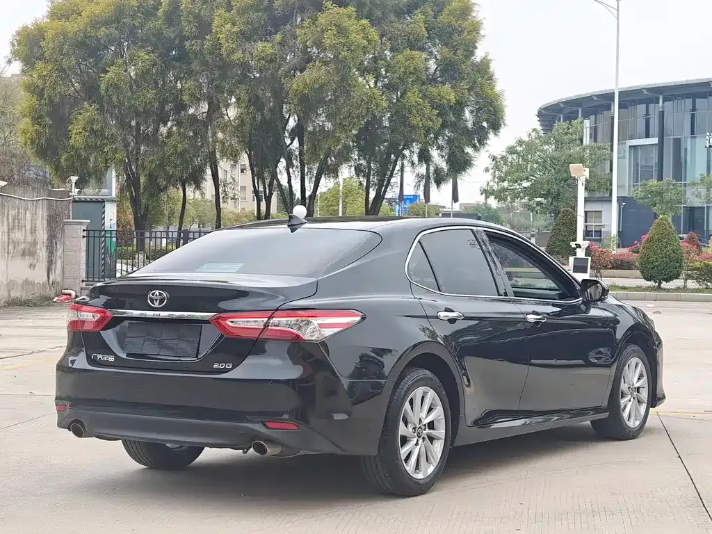 Toyota Camry — фото 3