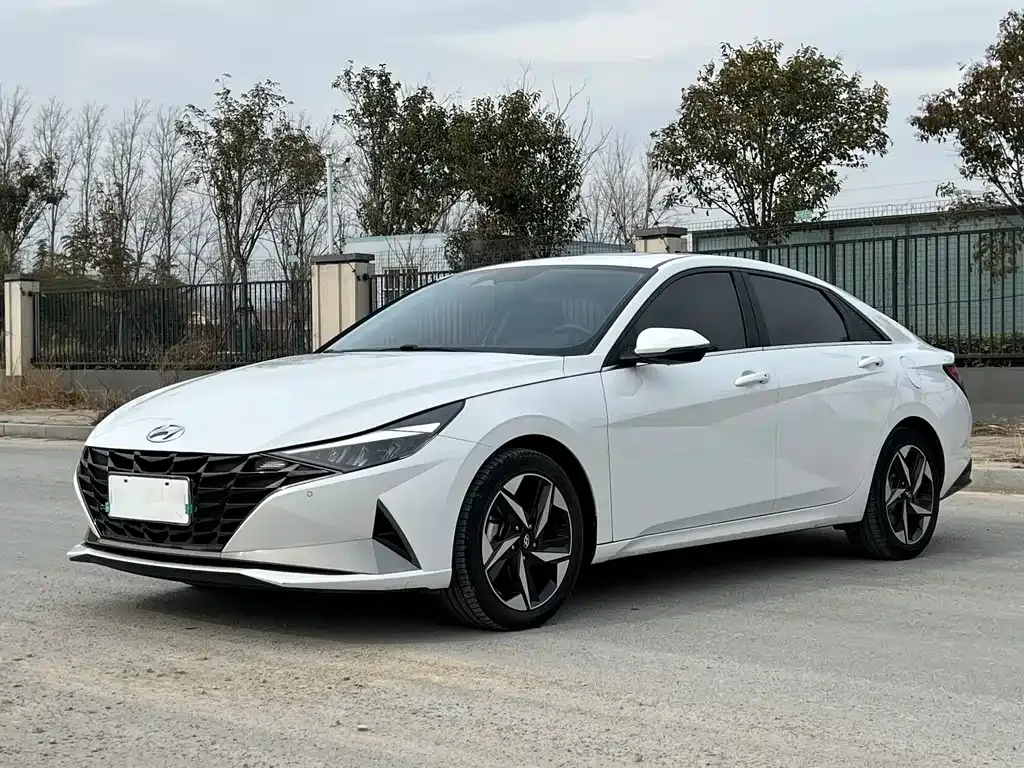 Hyundai Elantra — фото 1