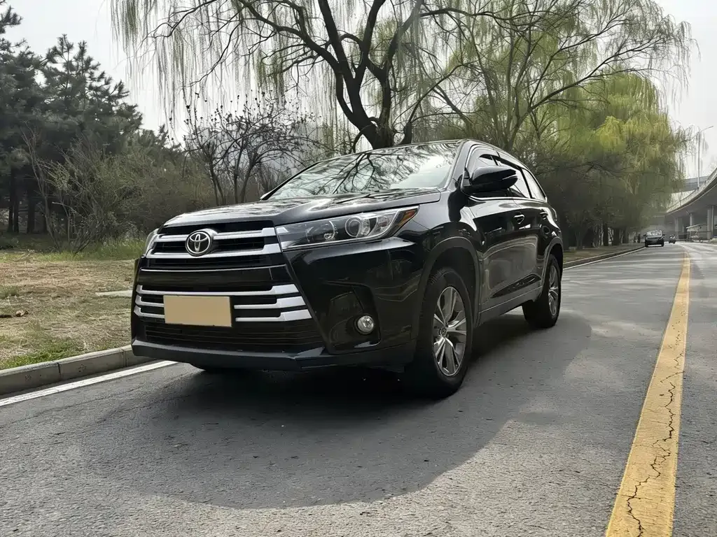 Toyota Highlander — фото 1