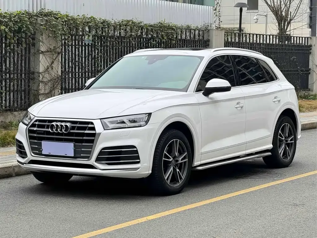 Audi Q5L — фото 1