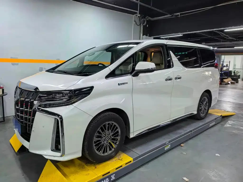 Toyota Alphard — фото 1