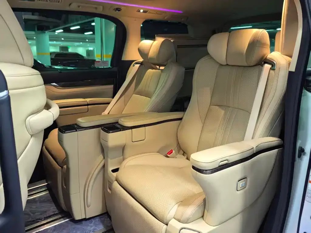 Toyota Alphard — фото 9