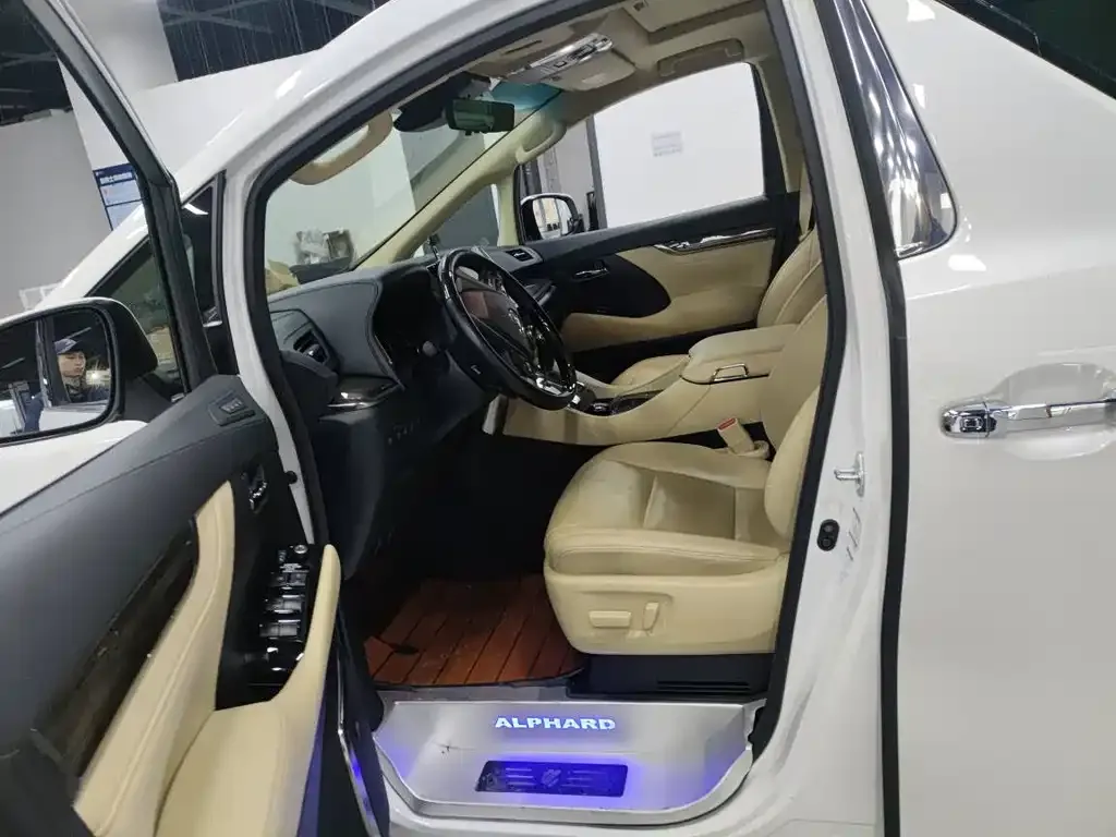 Toyota Alphard — фото 7