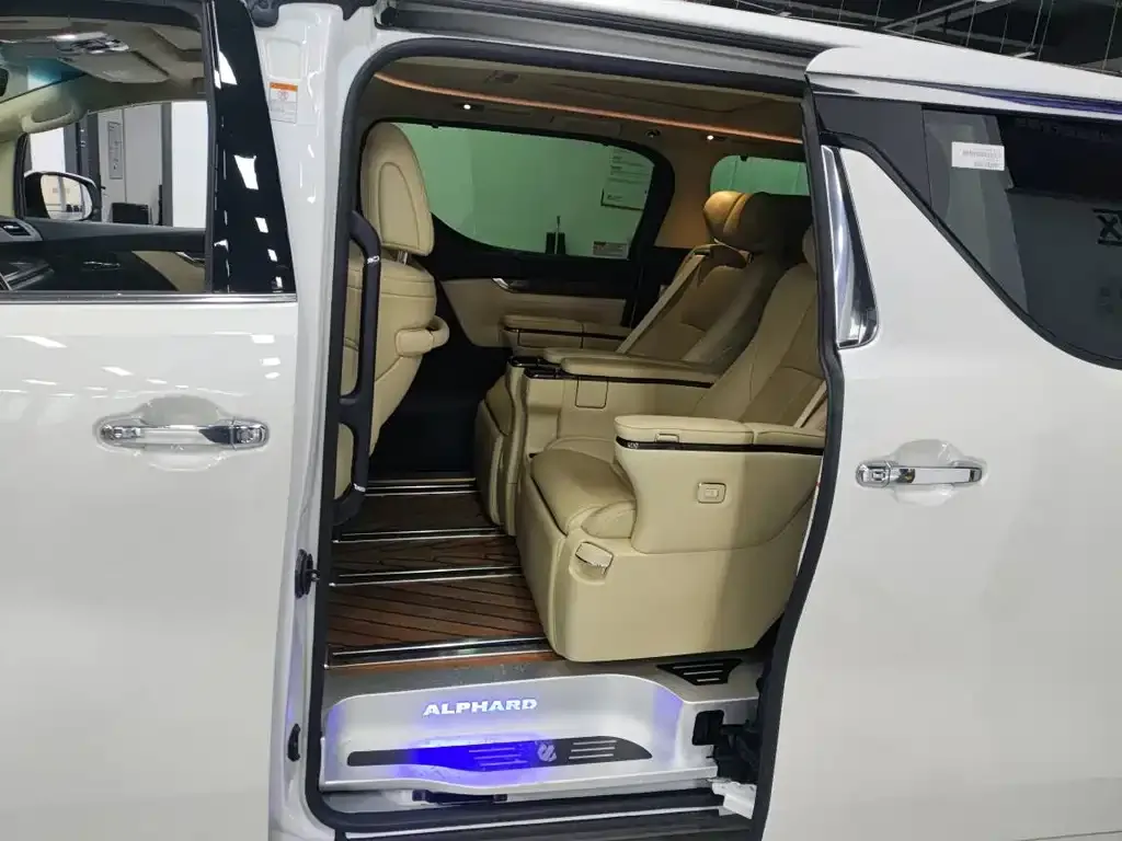 Toyota Alphard — фото 3