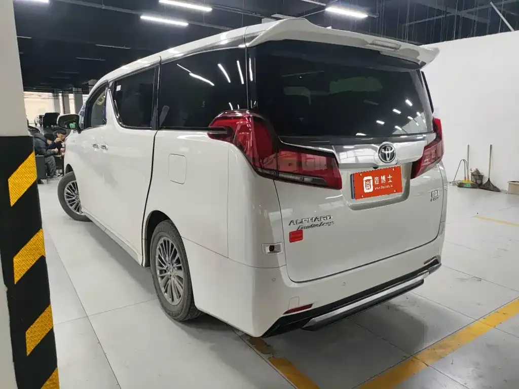 Toyota Alphard — фото 4