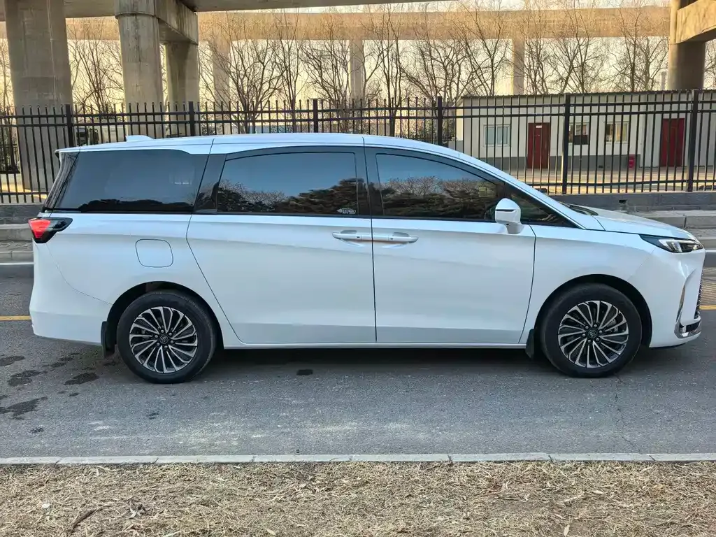 Buick GL8 Hybrid — фото 2