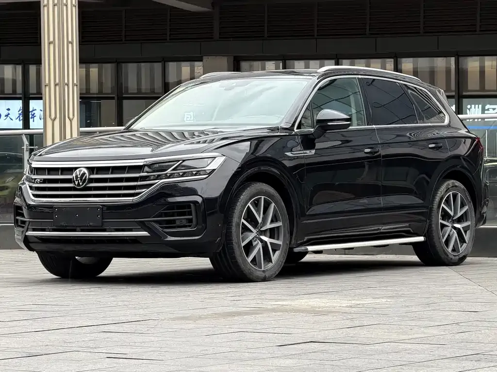 Volkswagen Touareg — фото 1