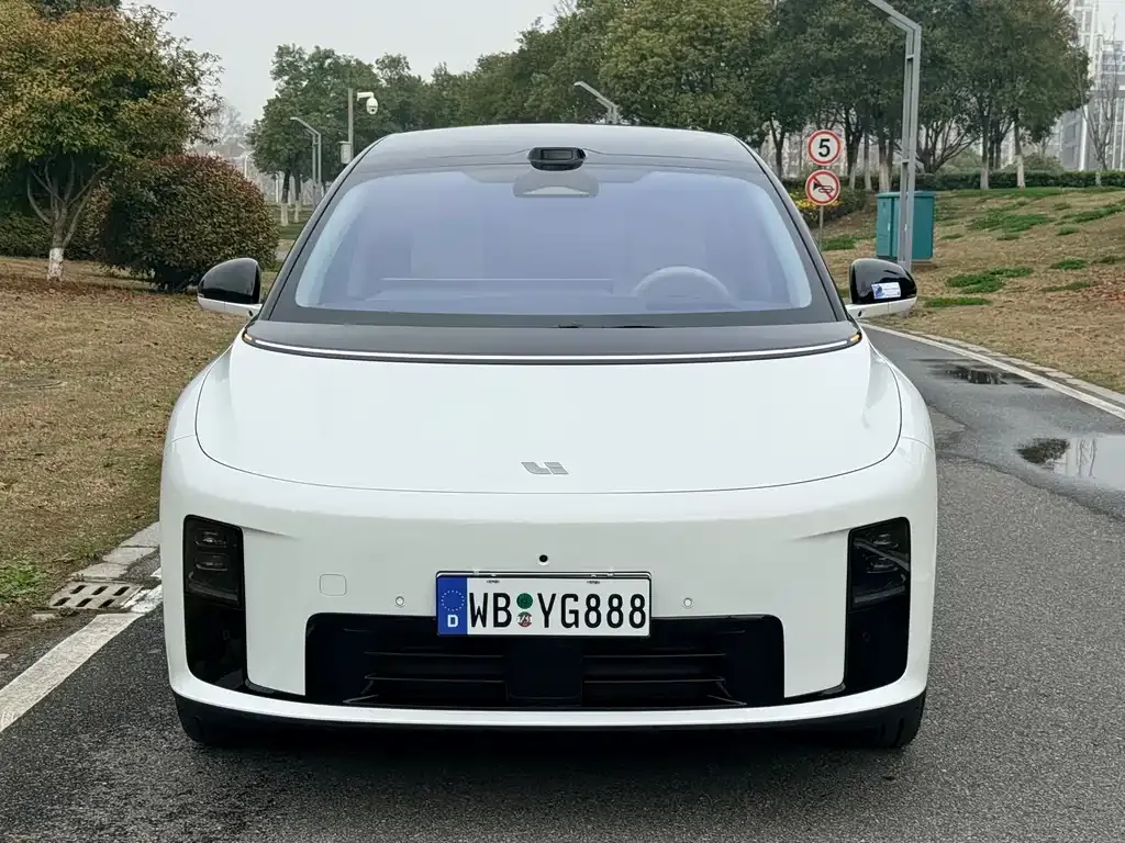 Li Auto i8 — фото 5