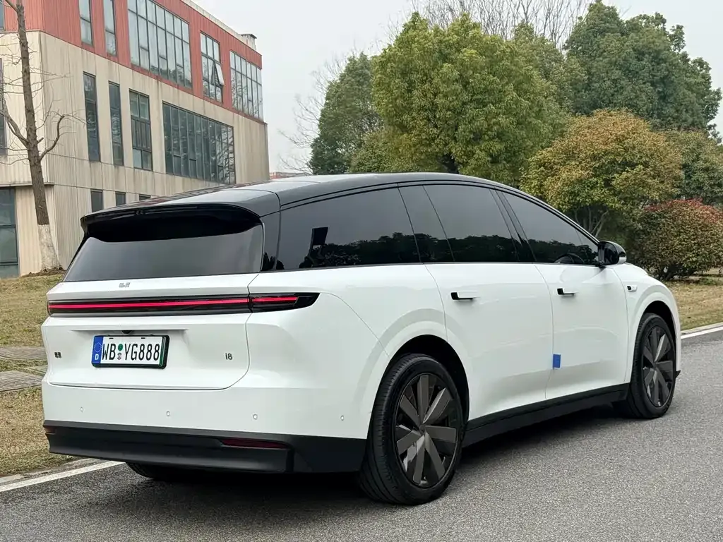 Li Auto i8 — фото 10