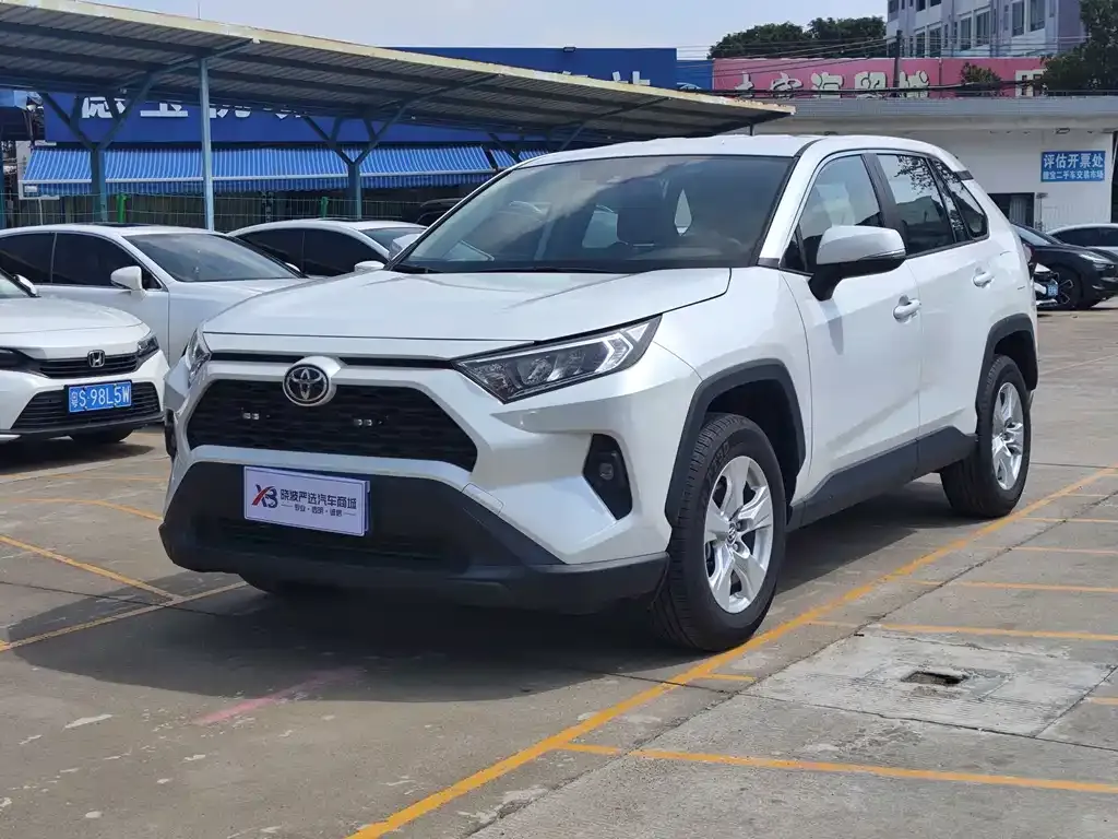 Toyota RAV4 — фото 1