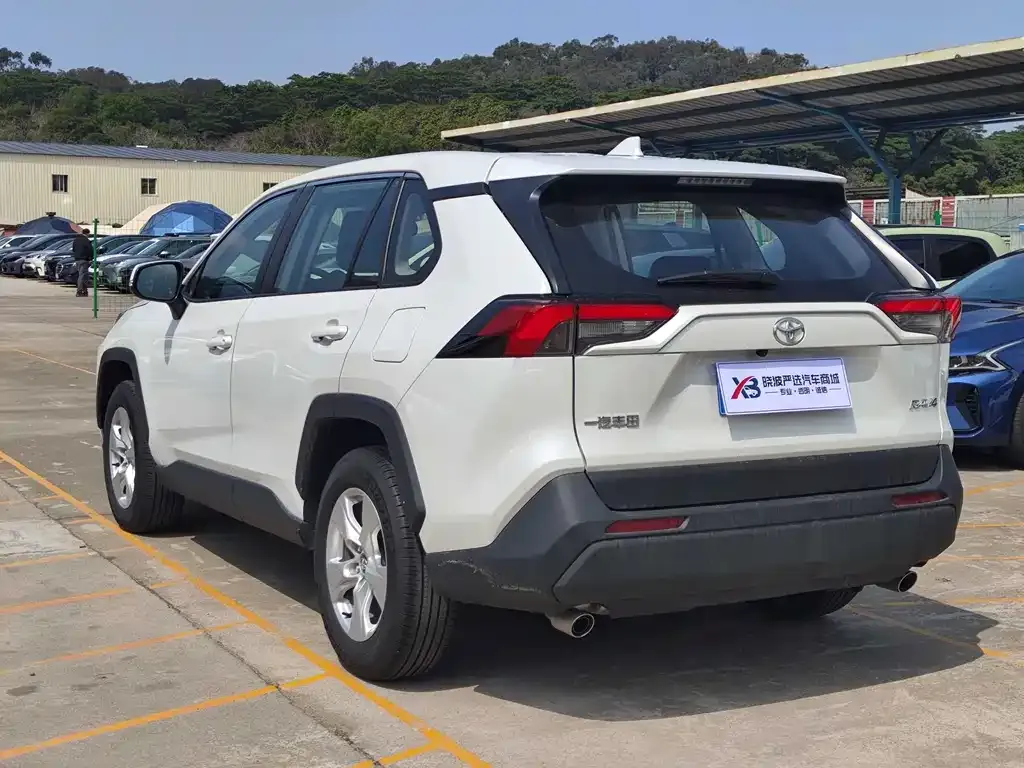 Toyota RAV4 — фото 6