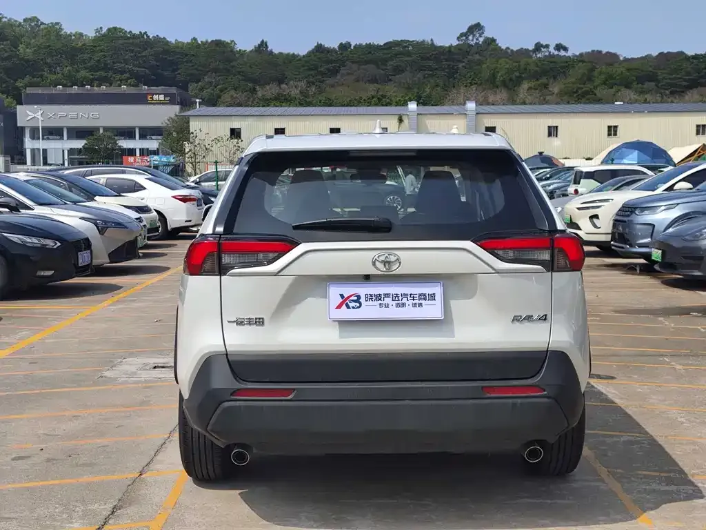 Toyota RAV4 — фото 10