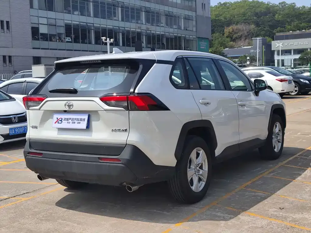Toyota RAV4 — фото 3