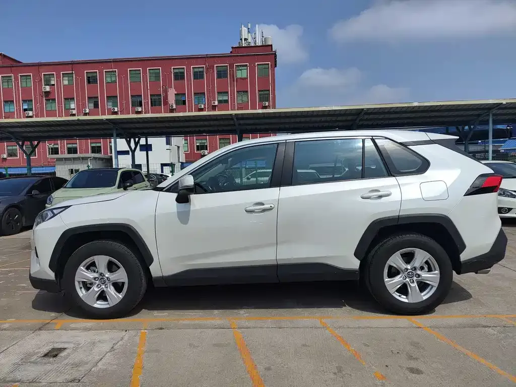 Toyota RAV4 — фото 4