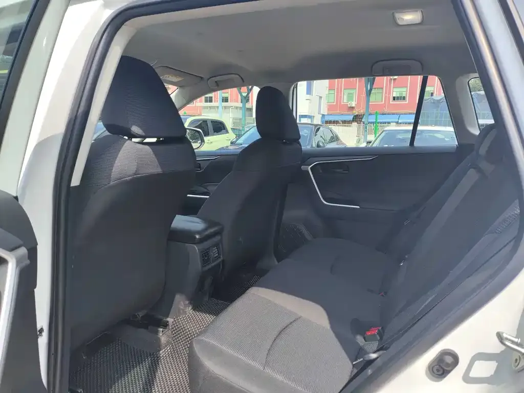 Toyota RAV4 — фото 5