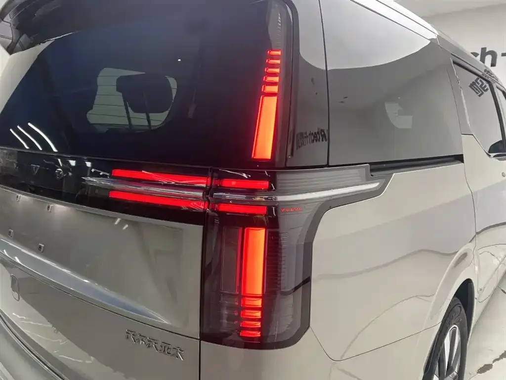 Volvo EM90 — фото 2