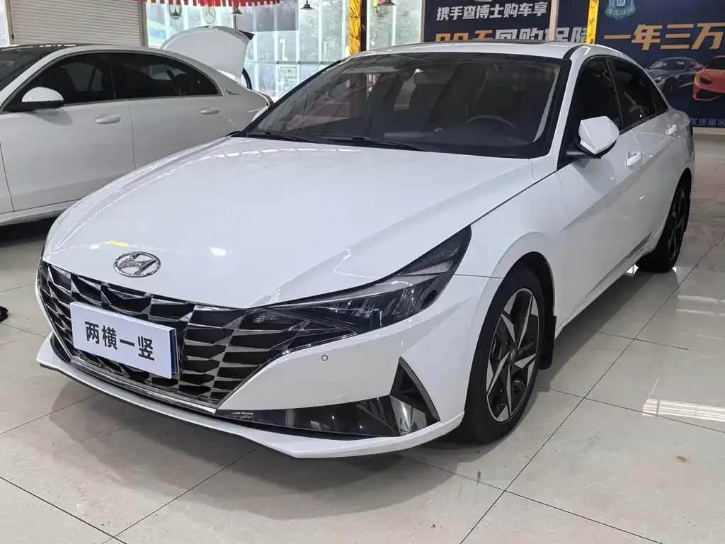 Hyundai Elantra — фото 1