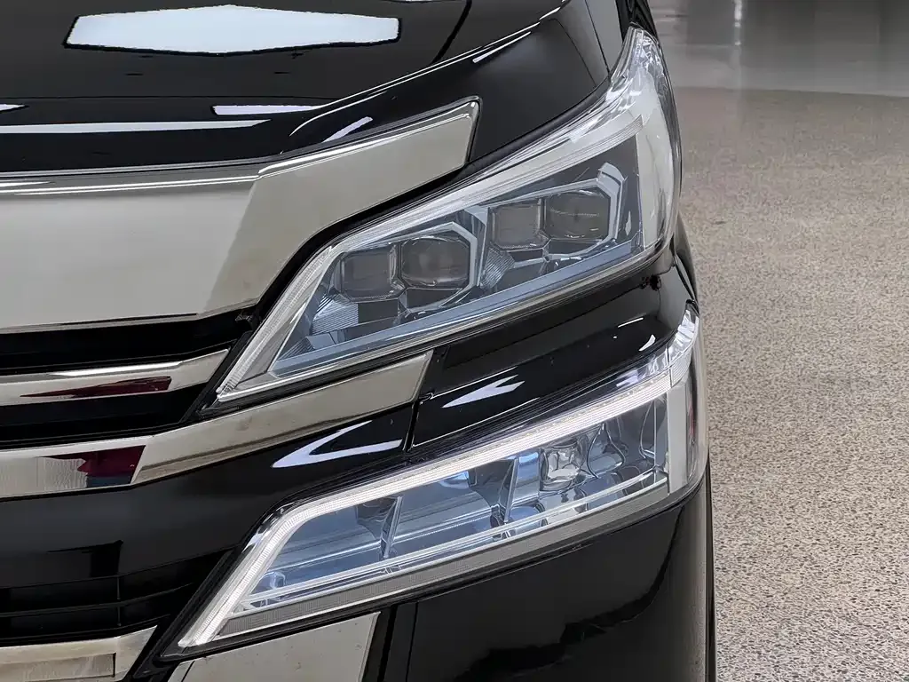Toyota Vellfire — фото 10