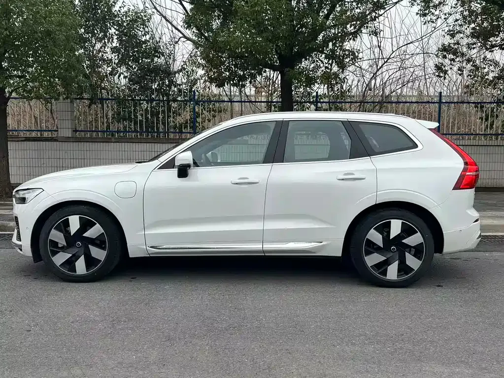 Volvo XC60 PHEV — фото 6