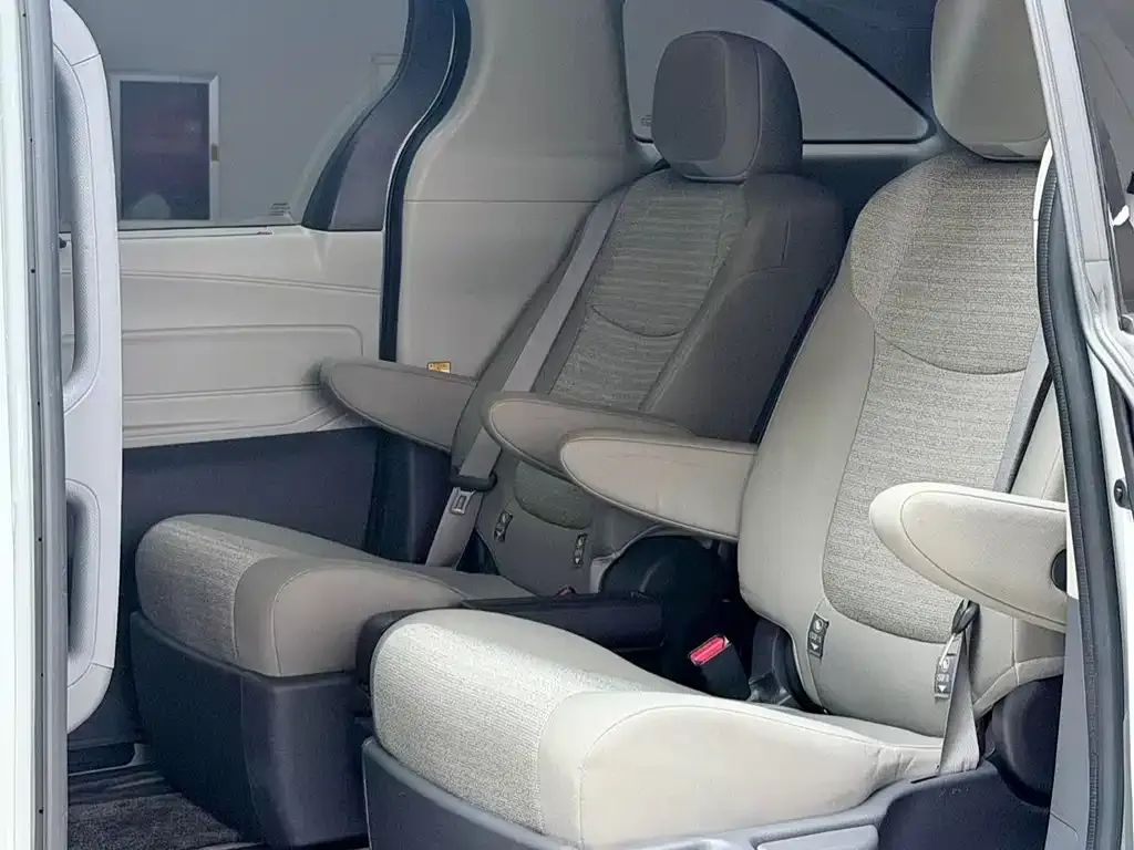 Toyota Sienna — фото 8