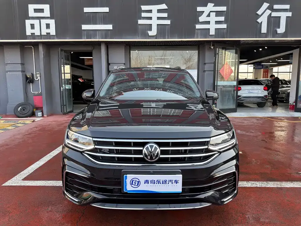Volkswagen Tiguan L — фото 1