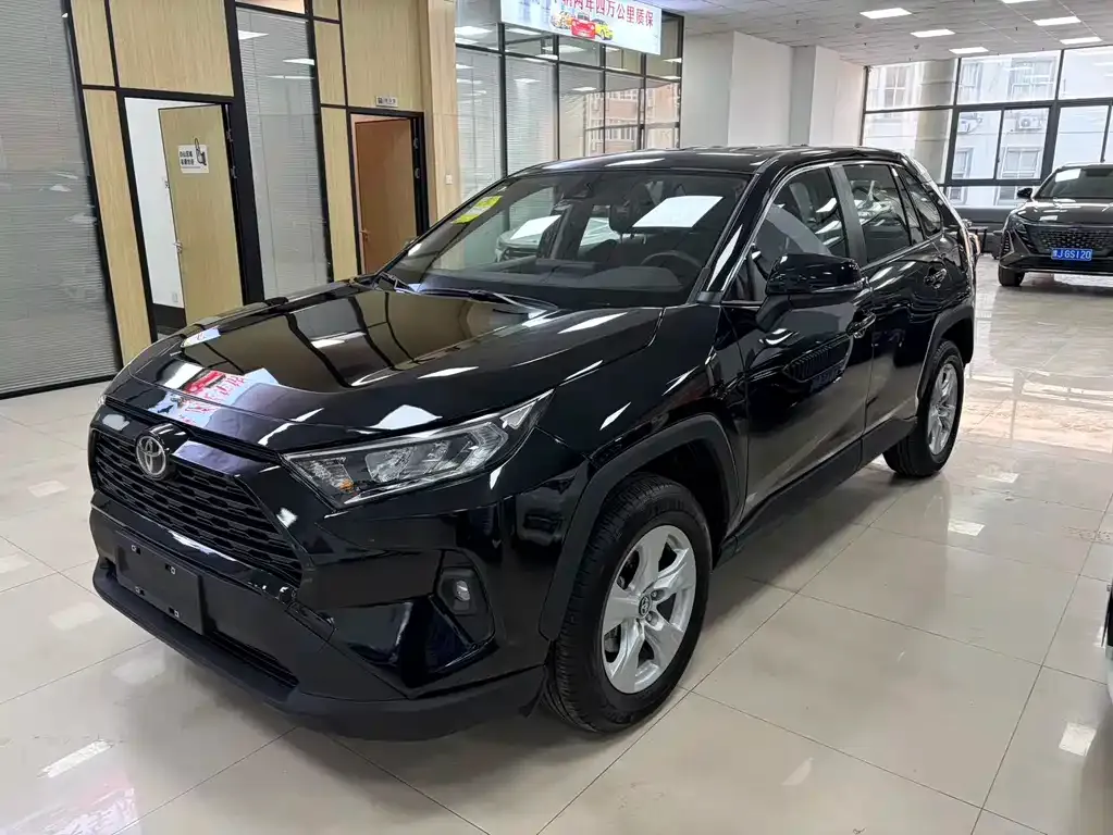 Toyota RAV4 — фото 1