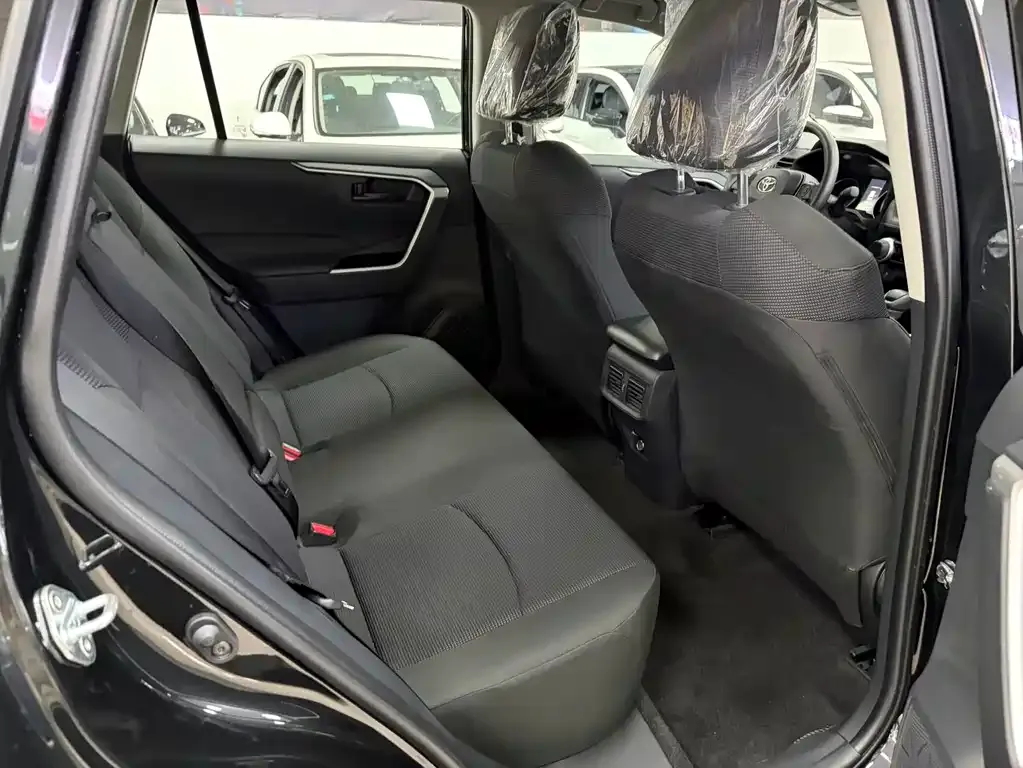 Toyota RAV4 — фото 9
