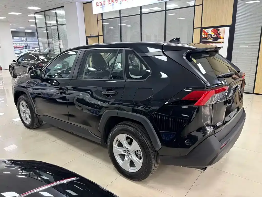 Toyota RAV4 — фото 5