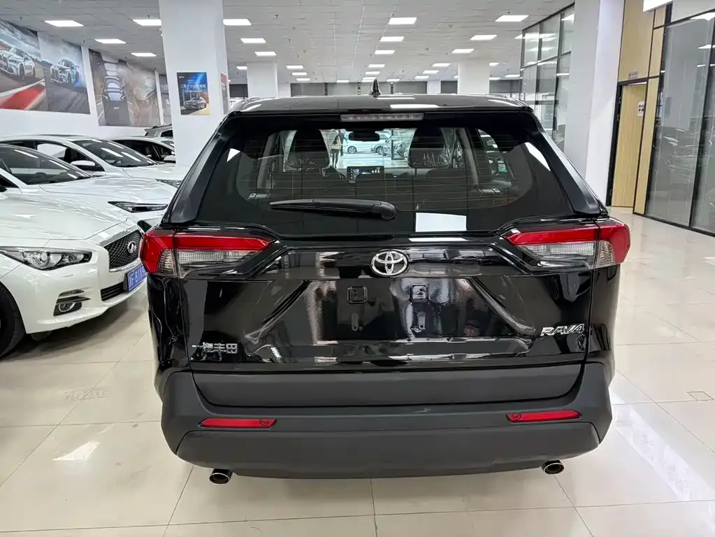 Toyota RAV4 — фото 8