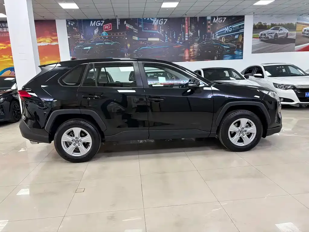 Toyota RAV4 — фото 7