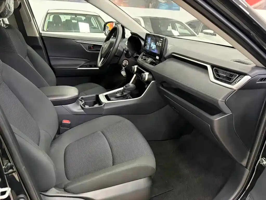 Toyota RAV4 — фото 3