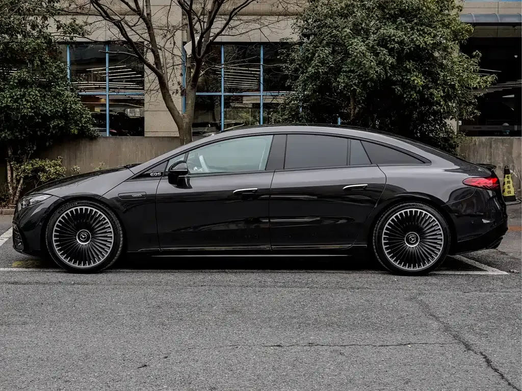 Mercedes-Benz EQS AMG — фото 9
