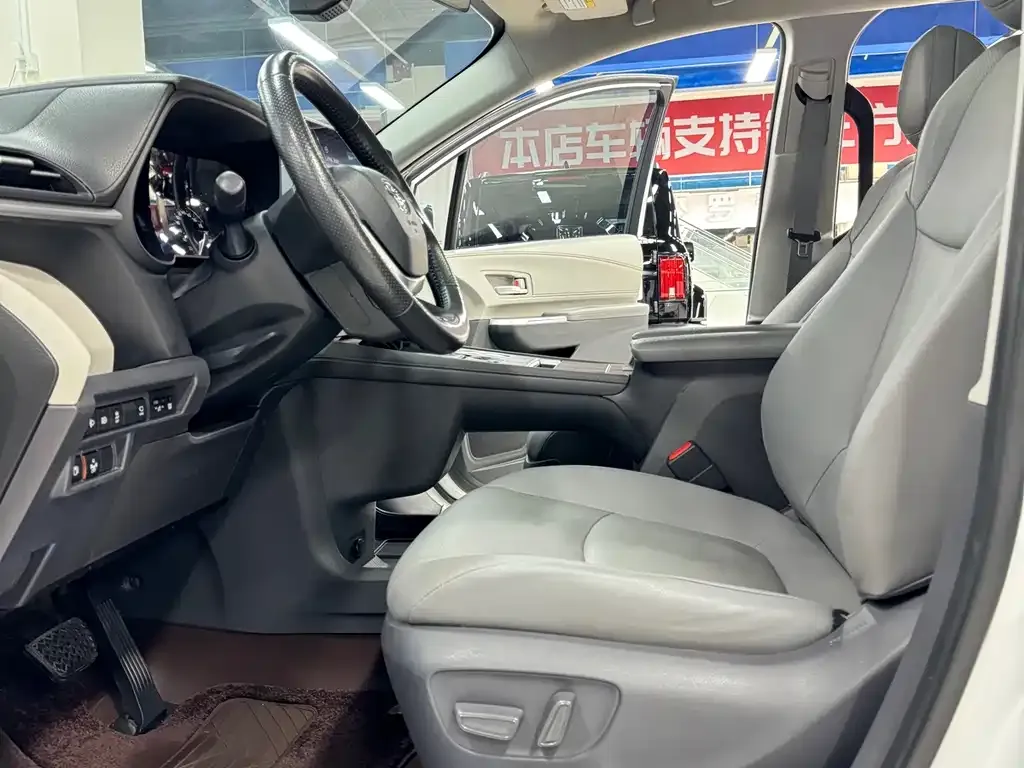 Toyota Granvia — фото 5