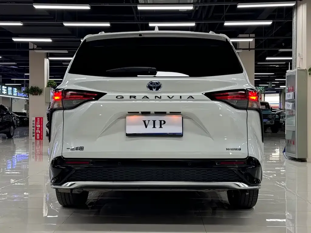 Toyota Granvia — фото 3