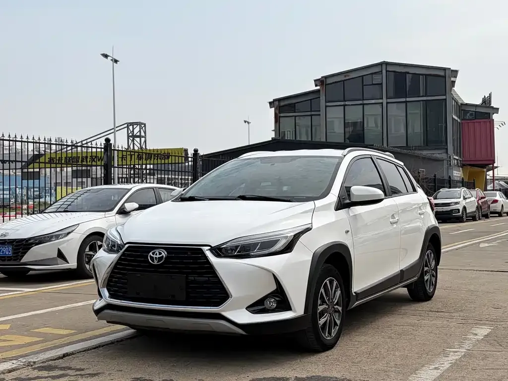 Toyota Yaris L — фото 1