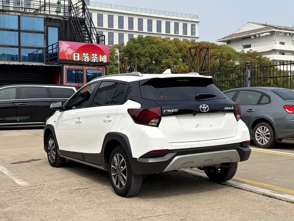 Toyota Yaris L — фото 10